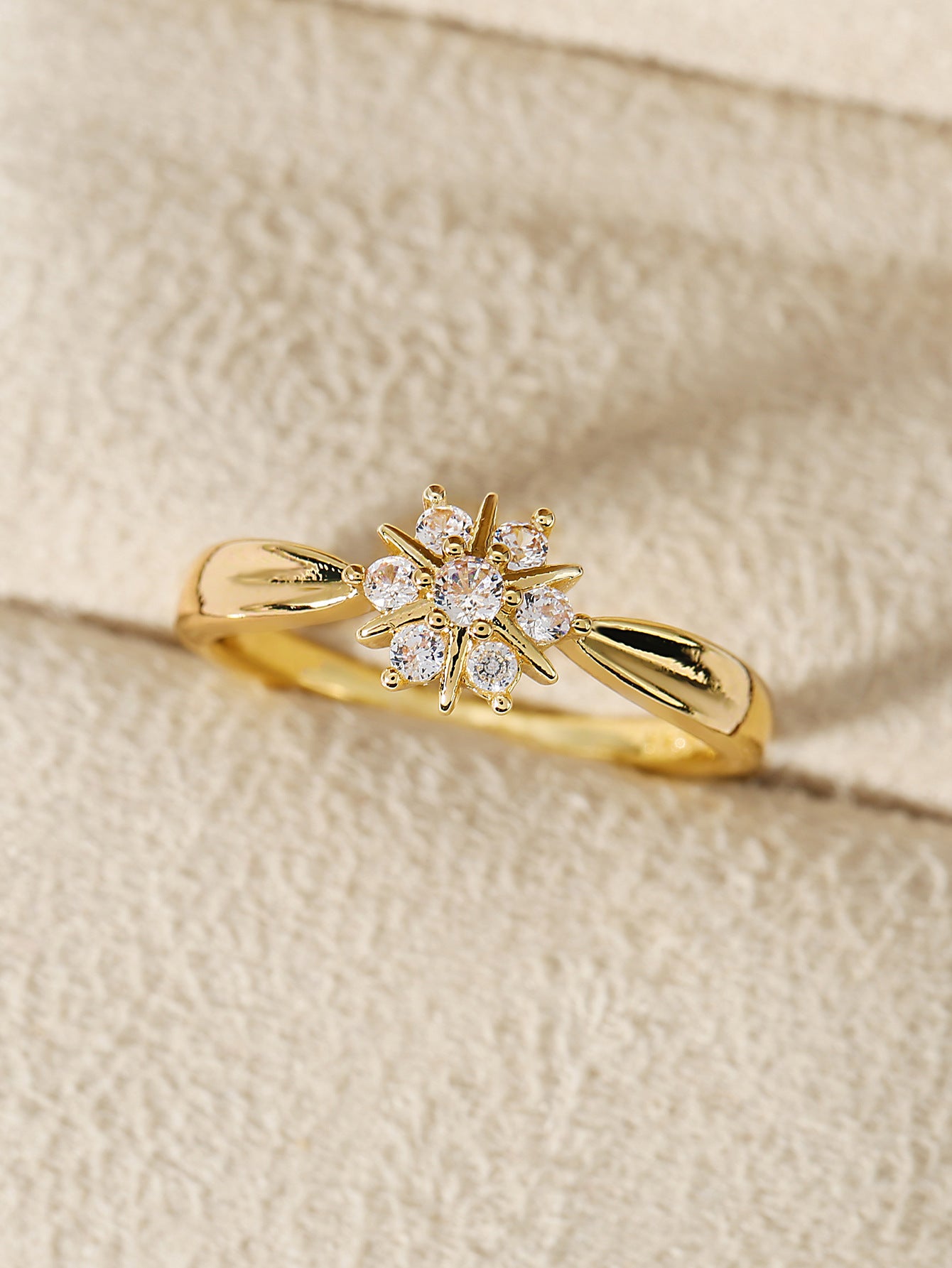 Flower Rhinestone-embedded Personalized Niche Design Shank Ring